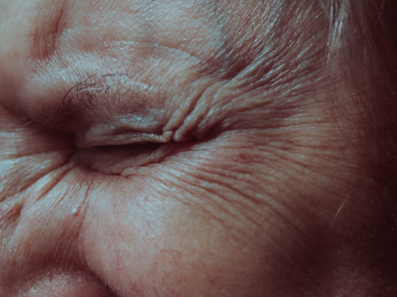 Bol u oku – što je uzrokuje i koji su simptomi?