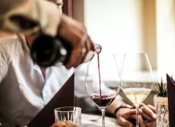 Pijenje vina smanjuje rizik od katarakte, navodi istraživanje
