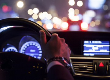 Muče vas blještanje i razlijevanje svjetla tijekom noćne vožnje? Saznajte jesu li vam potrebne naočale za noćnu vožnju!