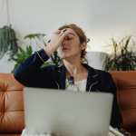 https://www.dioptrija.hr/lifestyle/crvenilo-oko-ociju-i-svrbez-ne-ignorirajte-ove-simptome-mogli-biste-imati-ozbiljan-problem