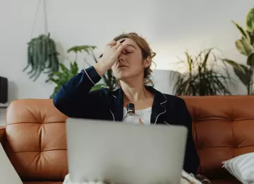 Crvenilo oko očiju i svrbež? Ne ignorirajte ove simptome – mogli biste imati ozbiljan problem!