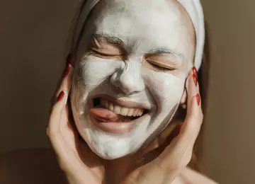 Što je bakuchiol i zašto ga svi žele u svojoj rutini? Dermatolozi otkrivaju prednosti