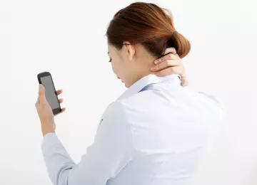 Gledate u mobitel 4 sata dnevno? Evo što to radi vašem vratu, licu i očima