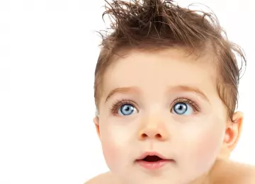 Kapi za oči za bebe i djecu: kako prepoznati problem i zašto su sprej formule sve češći izbor roditelja