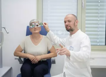 Ako vaši roditelji i s novim naočalama vide slabije, to može biti siva mrena