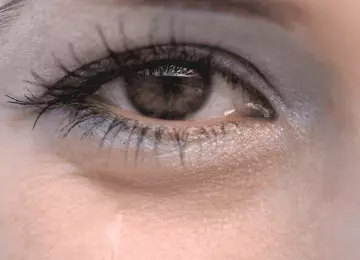 Suzne oči: uzroci, prirodni lijekovi i kada posjetiti liječnika