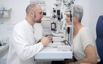 Staračka dioptrija (prezbiopija): uzroci, simptomi i moderna rješenja bez stalnih naočala za čitanje