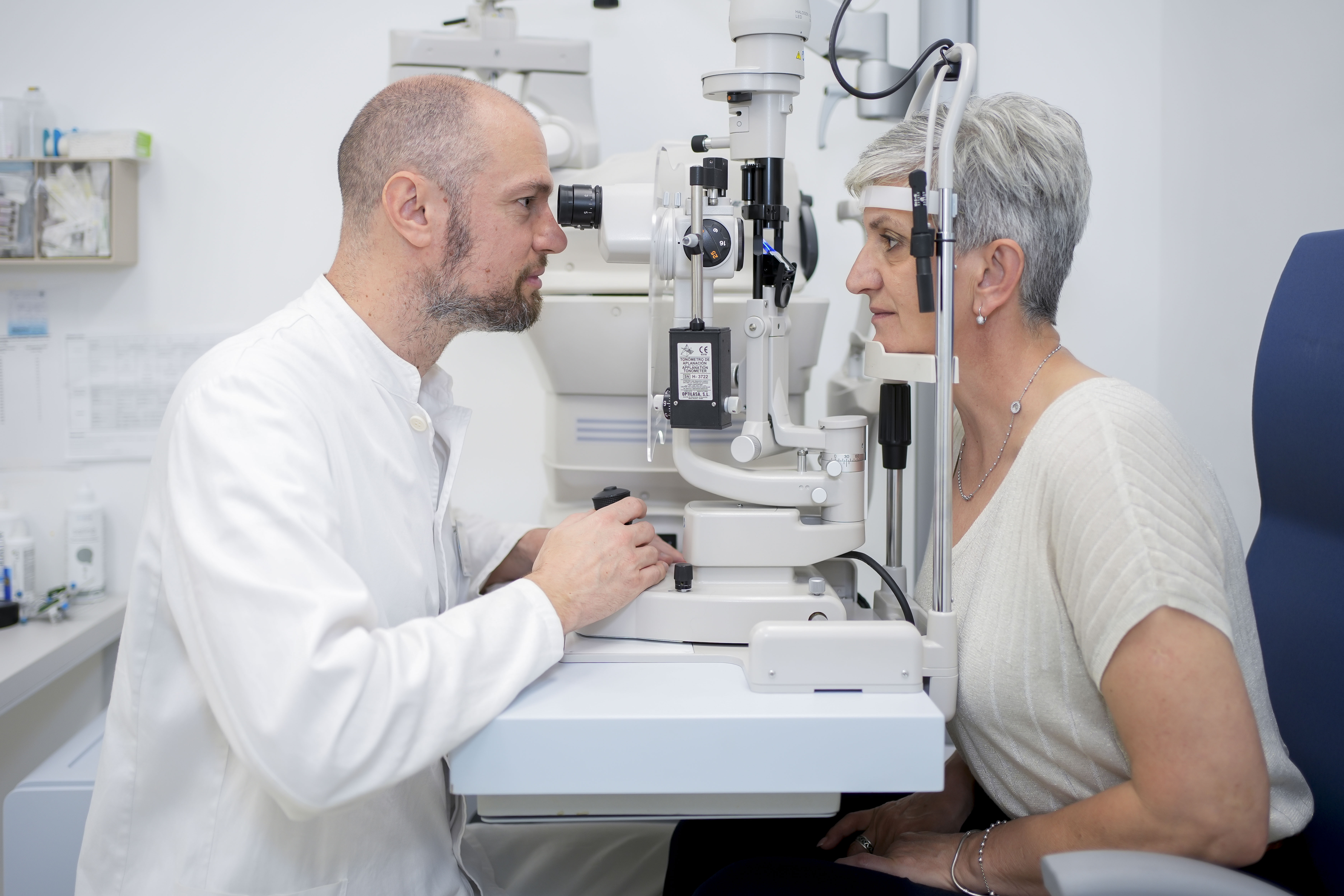 Staračka dioptrija (prezbiopija): uzroci, simptomi i moderna rješenja bez stalnih naočala za čitanje