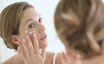 Imate bore, a koža vam izgleda umorno? Ovo je anti-age rutina koja stvarno ima smisla nakon 40.