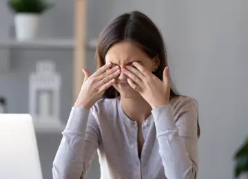 Peckanje očiju i glavobolja nakon posla? Nije kriv samo ekran