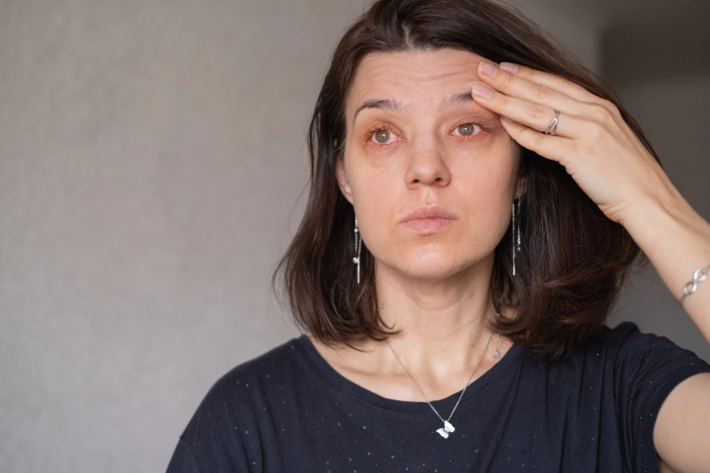 Svrbe i suze oci iritacija oka