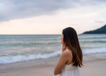 Strano tijelo u oku na plaži: kada je potrebna liječnička pomoć?