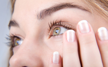 Make-up na vrućini: kako znoj, maskara i tuš mogu nadražiti oči?