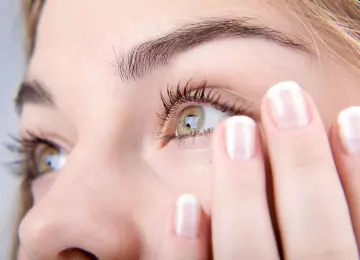 Make-up na vrućini: kako znoj, maskara i tuš mogu nadražiti oči?