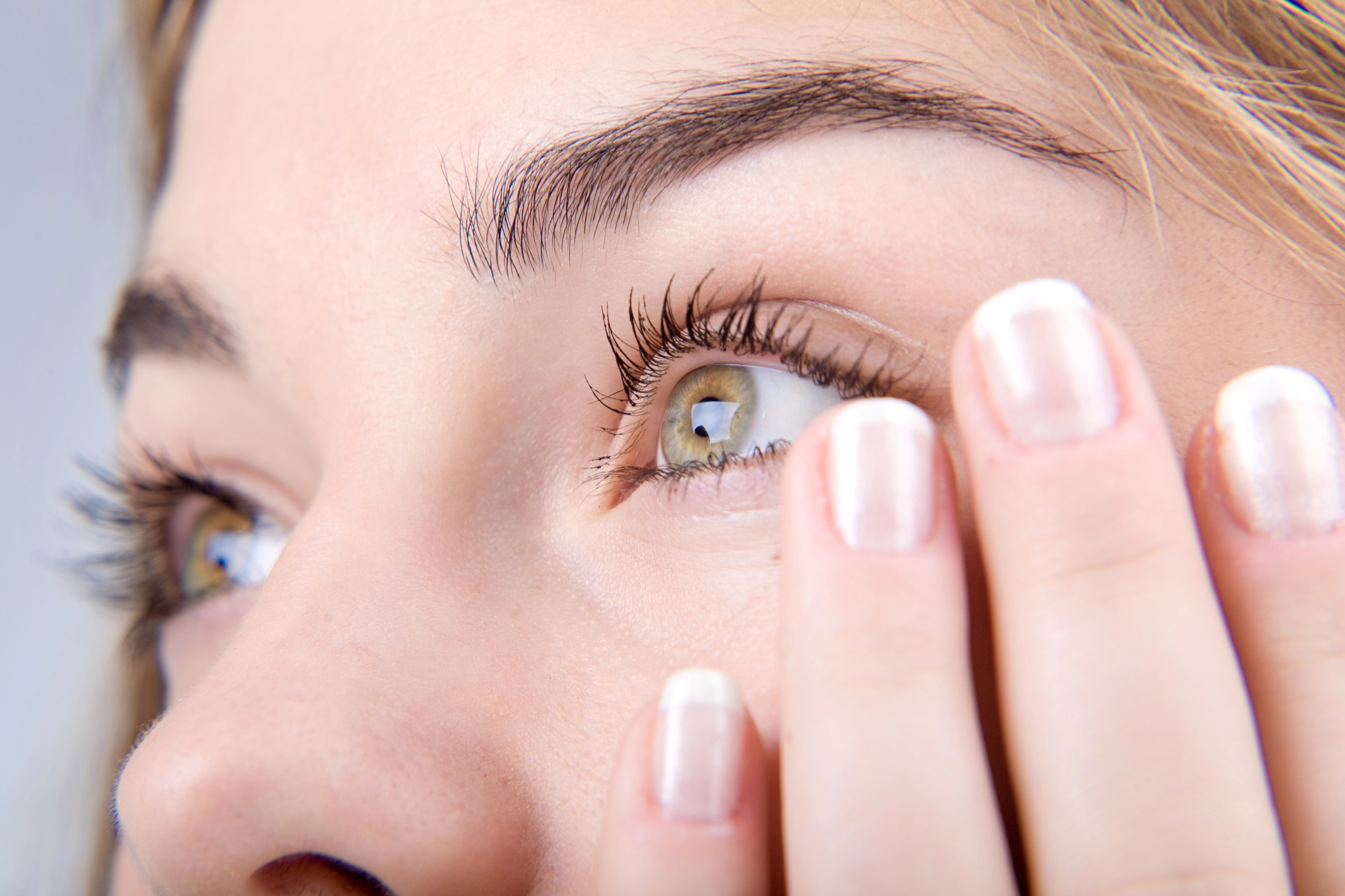 Make-up na vrućini: kako znoj, maskara i tuš mogu nadražiti oči?