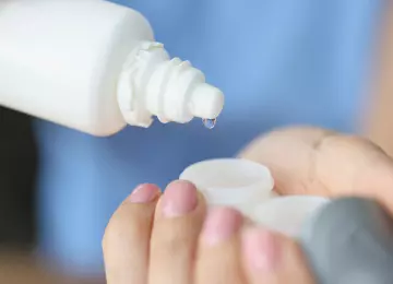 Smiju li otopina za leće i umjetne suze stajati u vrućem autu?
