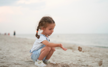 Djeca, pijesak i oči: kako reagirati kad dijete trlja oko nakon igre na plaži?