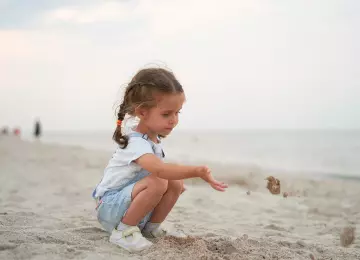 Djeca, pijesak i oči: kako reagirati kad dijete trlja oko nakon igre na plaži?
