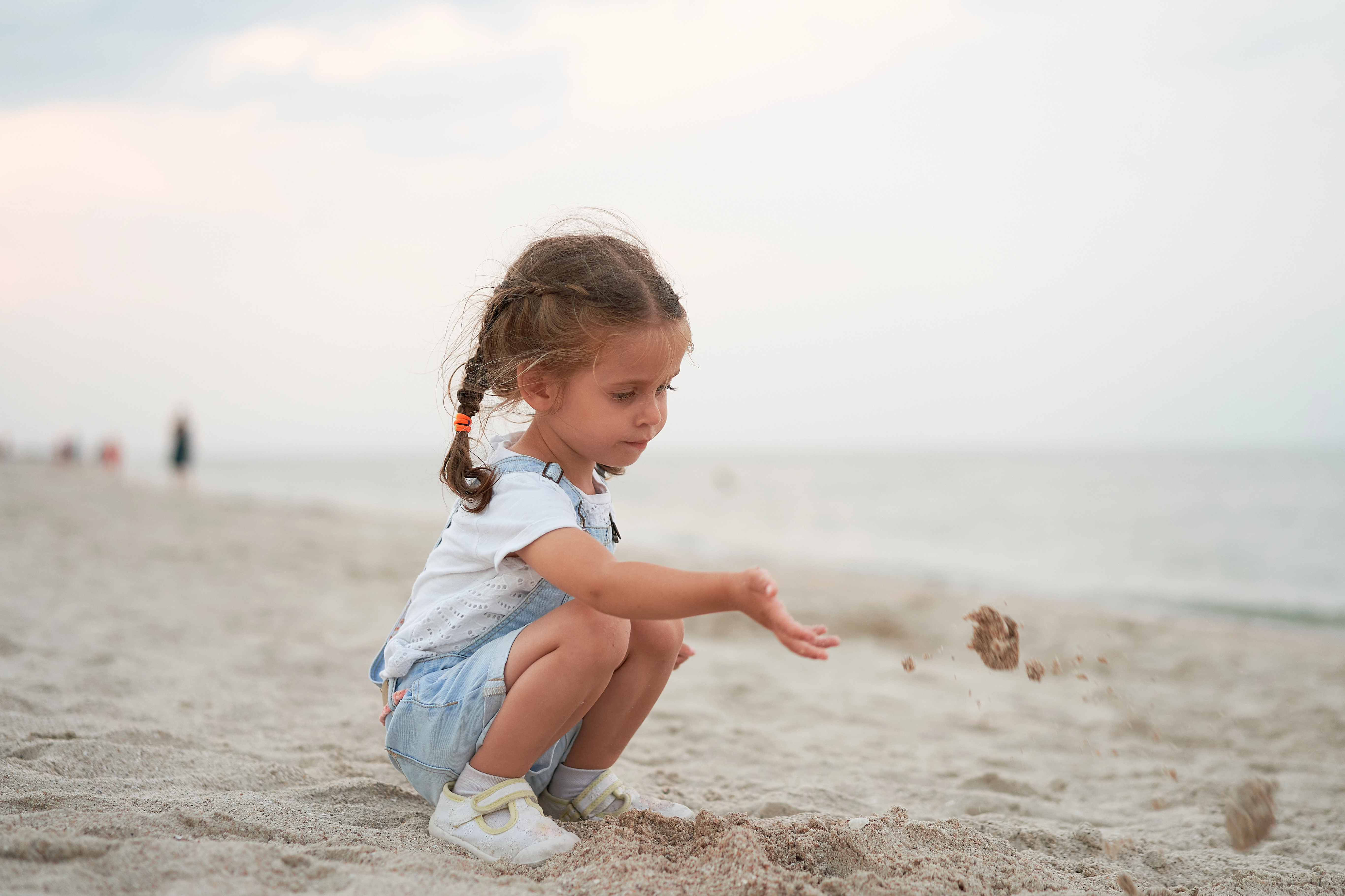 Djeca, pijesak i oči: kako reagirati kad dijete trlja oko nakon igre na plaži?