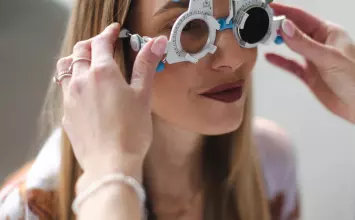Ako je lasersko skidanje dioptrije sigurno, zašto neki liječnici nose naočale?