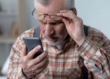 Nakon 40. sve više udaljavate mobitel od očiju? Postoji vrlo jednostavno objašnjenje