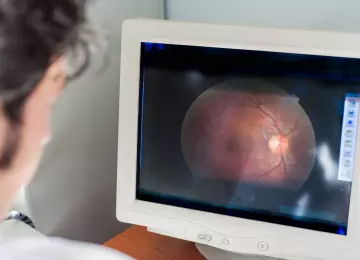 Ravne linije odjednom izgledaju valovito? Problem može biti u središtu mrežnice  